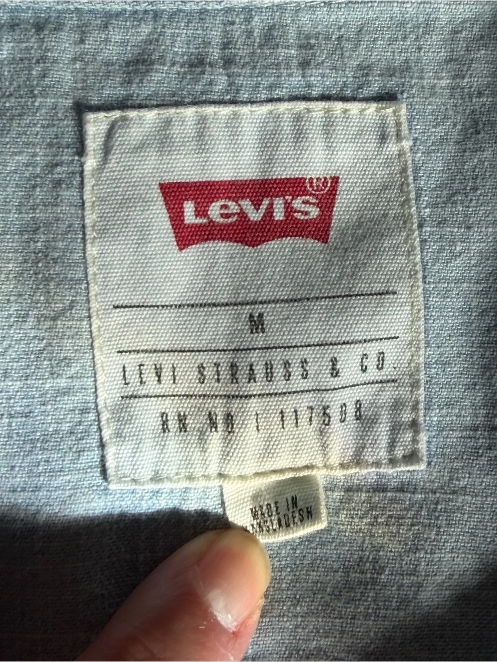 Levis pockets light but